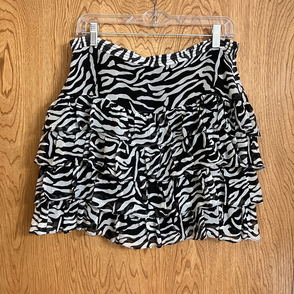 🧵Size 8 Black and white ruffle skirt by INC